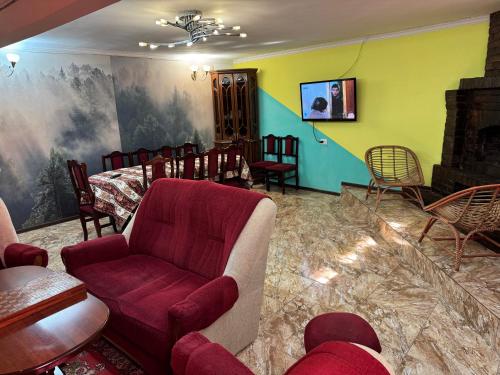 een woonkamer met een rode bank en stoelen bij DiliHome in Dilidzjan