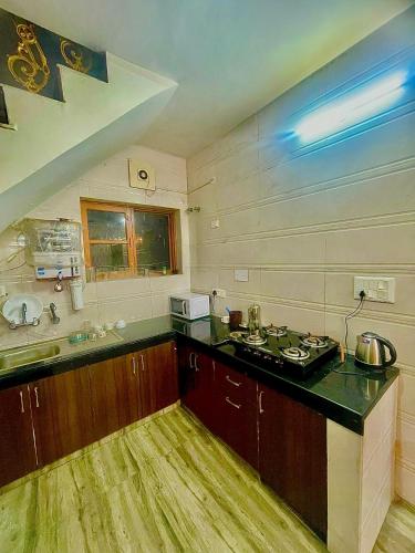 ZenRoofs- Cloud Haven 3BHK Villaにあるキッチンまたは簡易キッチン