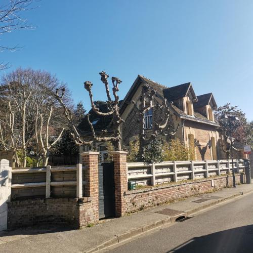 une maison avec une clôture devant dans l'établissement cétamé, à Étretat
