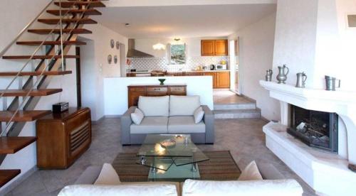 un salon avec un canapé et une cheminée dans l'établissement Villa Sirio, à Saint-Florent