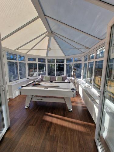 Foto Cosy 3 Bed House Excellent Location NEC BHX HS2 Hot Tub Lazy Spa