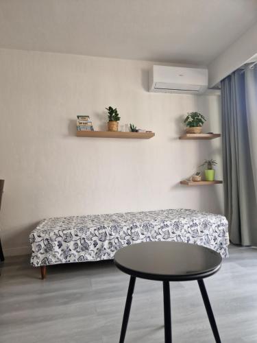 un salon avec un canapé et une table dans l'établissement Lory's home, à Nice