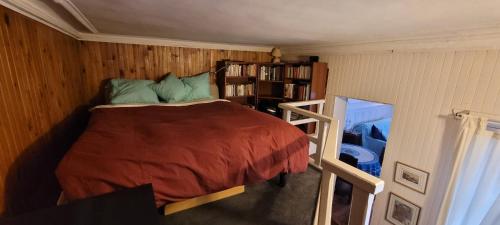 - une petite chambre avec un lit et une étagère dans l'établissement Le 35 rue Coquillière with airport pick-up service, à Paris