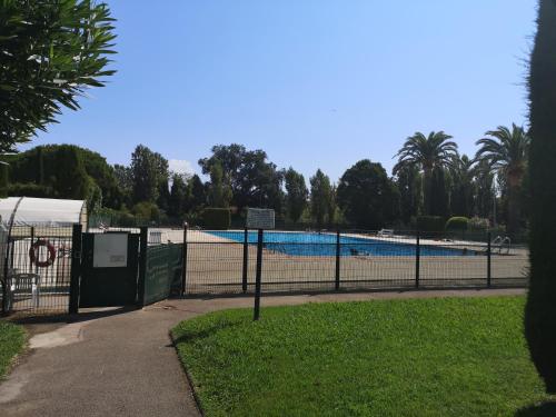 une clôture avec une piscine en arrière-plan dans l'établissement Mandelieu Iselette du Riou, à Mandelieu-la-Napoule