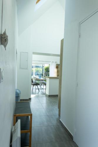 un couloir aux murs blancs et un étage avec une table dans l'établissement Ty Eol - WiFi - Authentique, à Camaret-sur-Mer