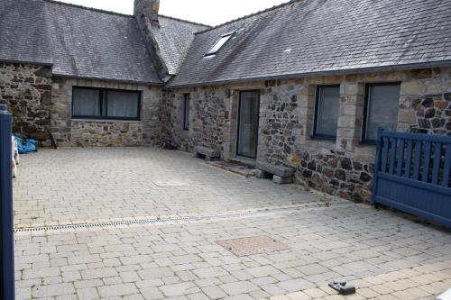 une cour vide devant un bâtiment en pierre dans l'établissement Ty Eol - WiFi - Authentique, à Camaret-sur-Mer