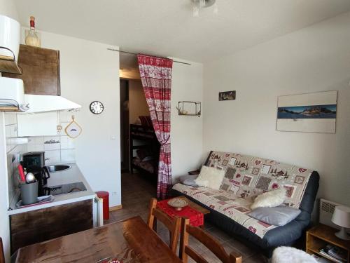 un salon avec un canapé et une table dans l'établissement Résidence Plein Soleil - Joli studio sur les hauteurs de la station avec superbe vue - Parking MAE-0411, à Montgenèvre