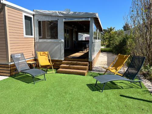 Mobil home neuf 6 p climatisé à Hyères à 200 m de la mer dans camping 4 étoiles