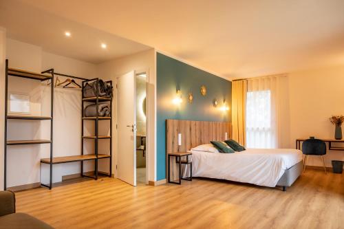 une chambre avec un lit et une étagère dans l'établissement Auberge les Oliviers, à Lucciana