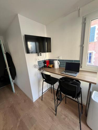 - une cuisine avec un bureau et un ordinateur portable dans l'établissement Studio Cosy centre ville Grenoble, à Grenoble