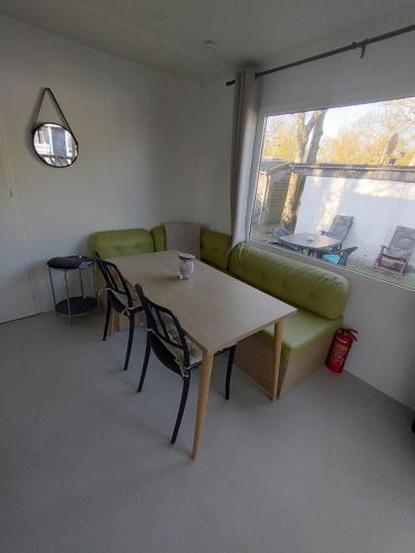 Posezení v ubytování Strand chalet Makkum