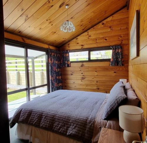 Postel nebo postele na pokoji v ubytování Lifestyle block Entire House