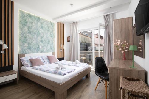 ポメルにあるApartmant & rooms Villa Rosa Medulinの窓のある部屋にベッドがある寝室