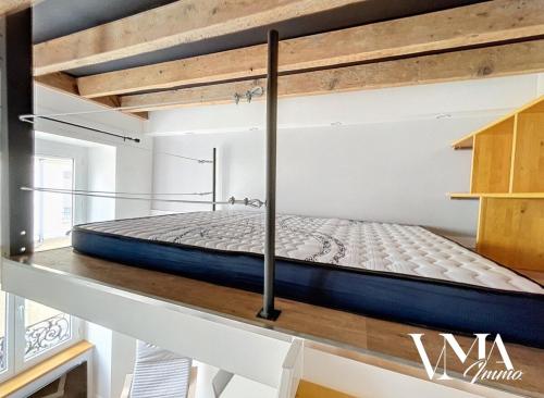 - une chambre avec un lit sur une étagère flottante dans l'établissement Appart chaleureux gare Oullins 3, à Oullins