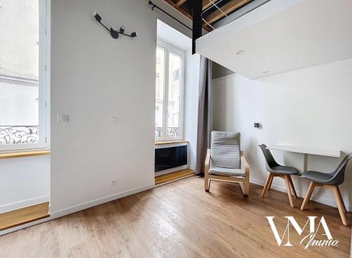 un salon avec une table et deux chaises dans l'établissement Appart chaleureux gare Oullins 3, à Oullins