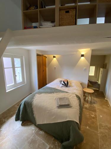 - une chambre avec un lit et un livre dans l'établissement La terrasse du château, à Le Barroux