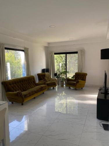 Ruang duduk di Casa amplia y moderna