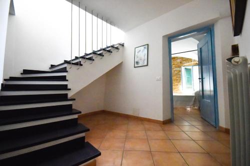 a hallway with a staircase in a house at Cà du Scéndego in Lingueglietta