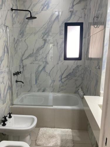 Bilik mandi di Casa amplia y moderna