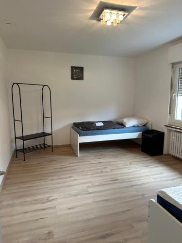 a room with a bed in the corner of a room at 3-Zimmer Ferienunterkunft in Bad Salzuflen