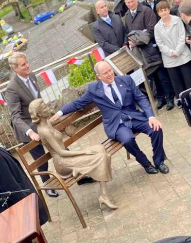 a statue of a man and a woman sitting in a chair at Beautiful renovated stone house for Dog friendly, Quayside location in Newport