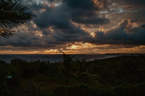 a view of the ocean under a cloudy sky at Villa Manika vue mer in Le Moule