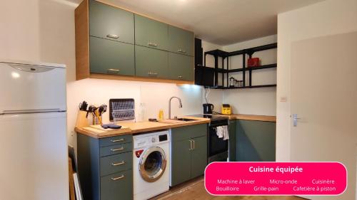 une cuisine avec des armoires vertes et une machine à laver dans l'établissement Appartement 4 chambres Idéal 24h moto & voiture, au Mans