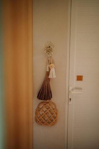 a wall with a bunch of broomsticks hanging on a wall at Villa Manika vue mer in Le Moule