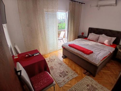 Postel nebo postele na pokoji v ubytování Airport home Radinovic