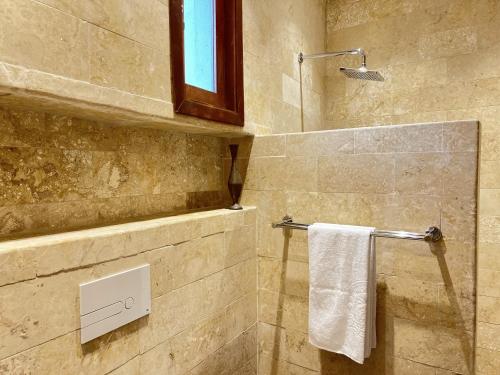 a bathroom with a shower with a white towel at Boutique Hotel Casa Grande, Tropical Journey, Suite familiar de 2 dormitorios in Santo Domingo