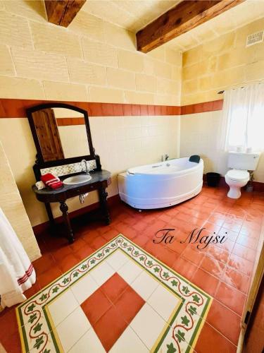 Bilik mandi di Ta Majsi with indoor pool