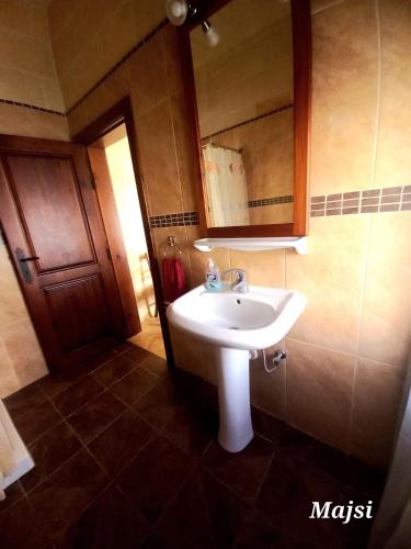 Bilik mandi di Ta Majsi with indoor pool