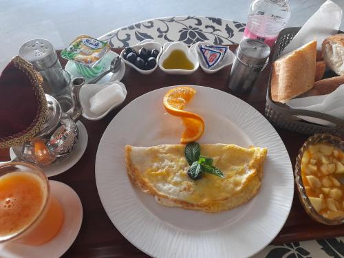 a table with a plate of omelet with a snake on it at Trek desert Morocco Sarl in Taouz