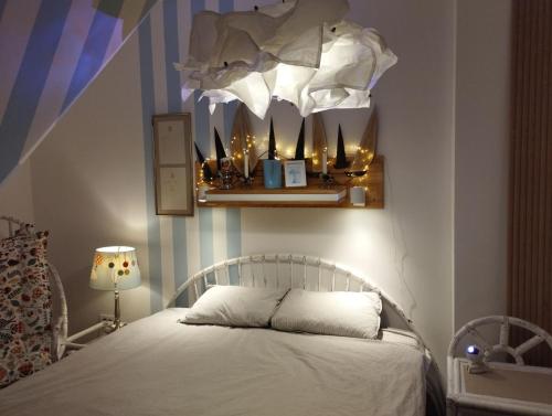 1 dormitorio con 1 cama y una estantería con velas en Tajna, en Divčibare