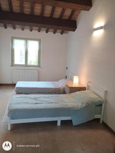 Katil atau katil-katil dalam bilik di casa in campagna