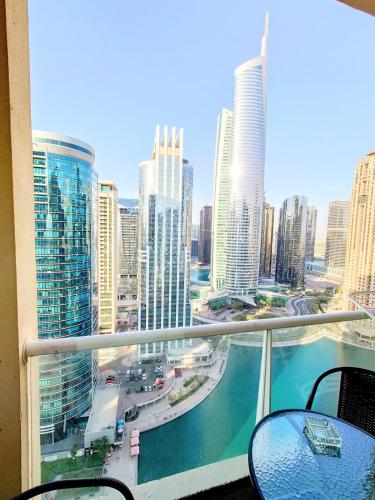 Modern Studio with Balcony - Close to Metro & Marina