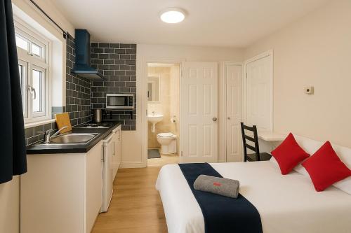 Η κουζίνα ή μικρή κουζίνα στο Heathrow Studio , London , Shortstays