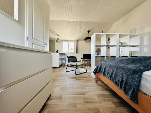 Cet appartement comprend une chambre avec un lit, une cuisine et un bureau. dans l'établissement Confortable studio proche mer et ville, à La Tremblade