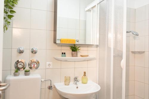 Ένα μπάνιο στο RELAX - APPARTEMENTS mit Pool und Sauna, Allgäu