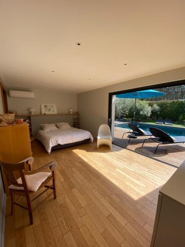 - une chambre avec un lit et une piscine dans l'établissement Athena, à Lorgues