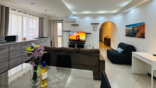 TV a/nebo společenská místnost v ubytování Sunny Apartment Gzira