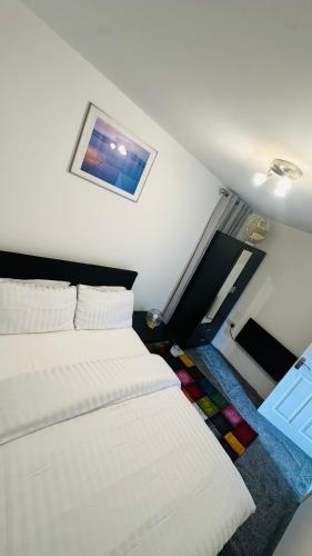 a small room with two beds and a window at Cosy and Comfy Deluxe Entire Apartment in London
