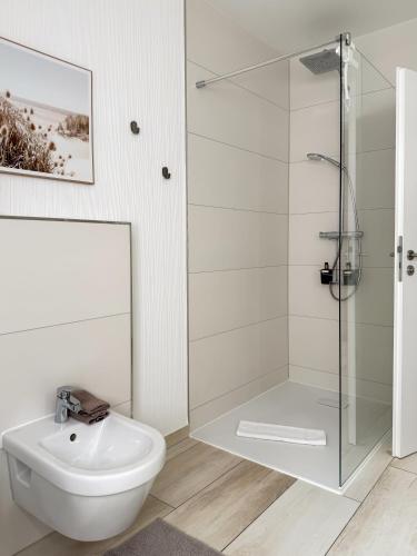 a bathroom with a glass shower and a toilet at Ferien am Möhnesee - Cozy Home in Möhnesee