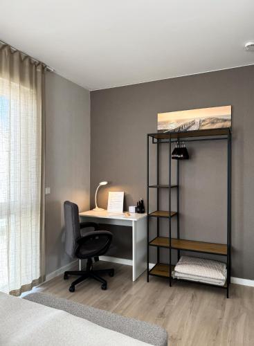 an office with a desk and a chair in a room at Ferien am Möhnesee - Cozy Home in Möhnesee