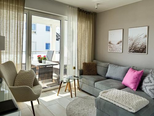 a living room with a couch and a table at Ferien am Möhnesee - Cozy Home in Möhnesee