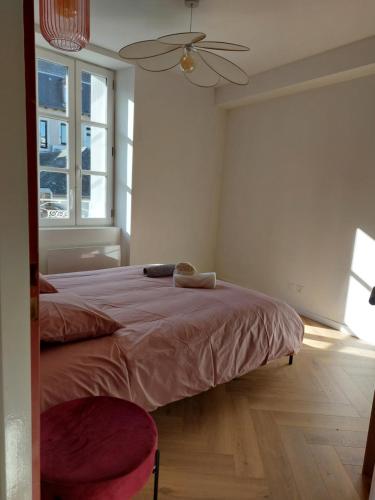 une chambre avec un lit et un ventilateur de plafond dans l'établissement Le Gally 40m2 Cœur de ville avec garage!, à Rodez