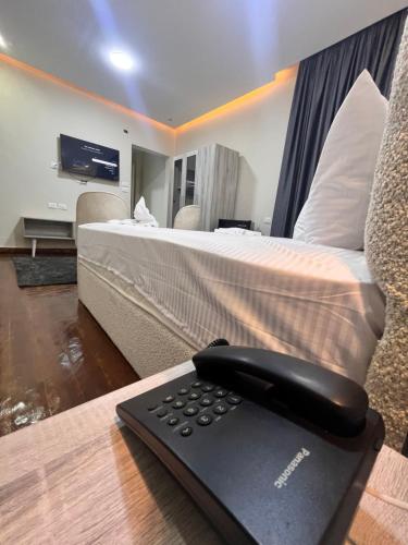 TV a/nebo společenská místnost v ubytování Triple garden view hotel