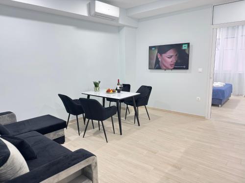 una sala de estar con una mesa y un sofá en City Vibes Athens, en Atenas