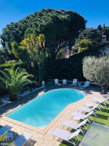 une piscine avec des chaises longues et un complexe hôtelier dans l'établissement Luxury Villa Cannes,350 m2, 12 pers, 6 ch 6 sdb, à Cannes