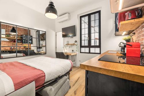 Un dormitorio con una cama y una cocina con encimera. en Exclusive Design Apartment, en Florencia